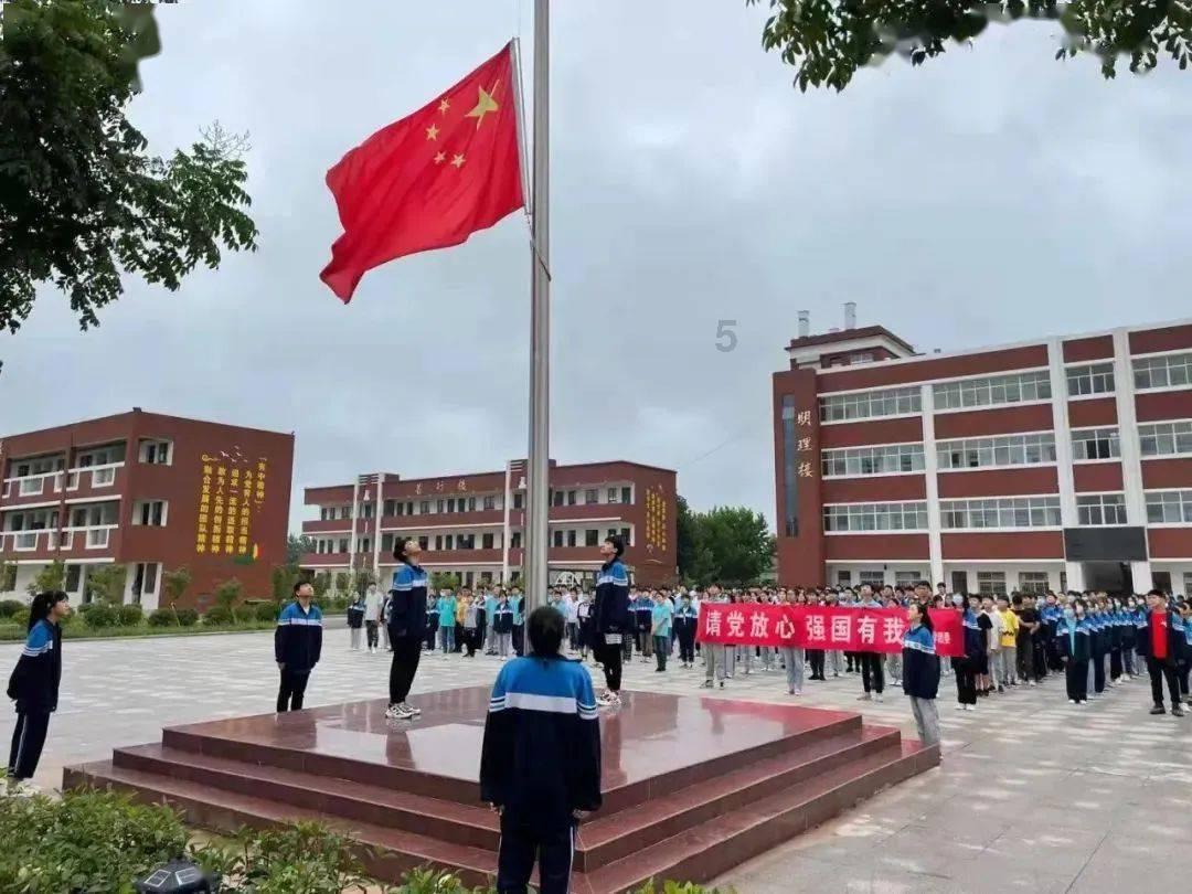 救援男孩毕业生
